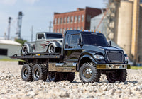 [Action] Traxxas TRX-6 Hauler - çakıl arazide, gümüş alev desenli hot rod yüklü