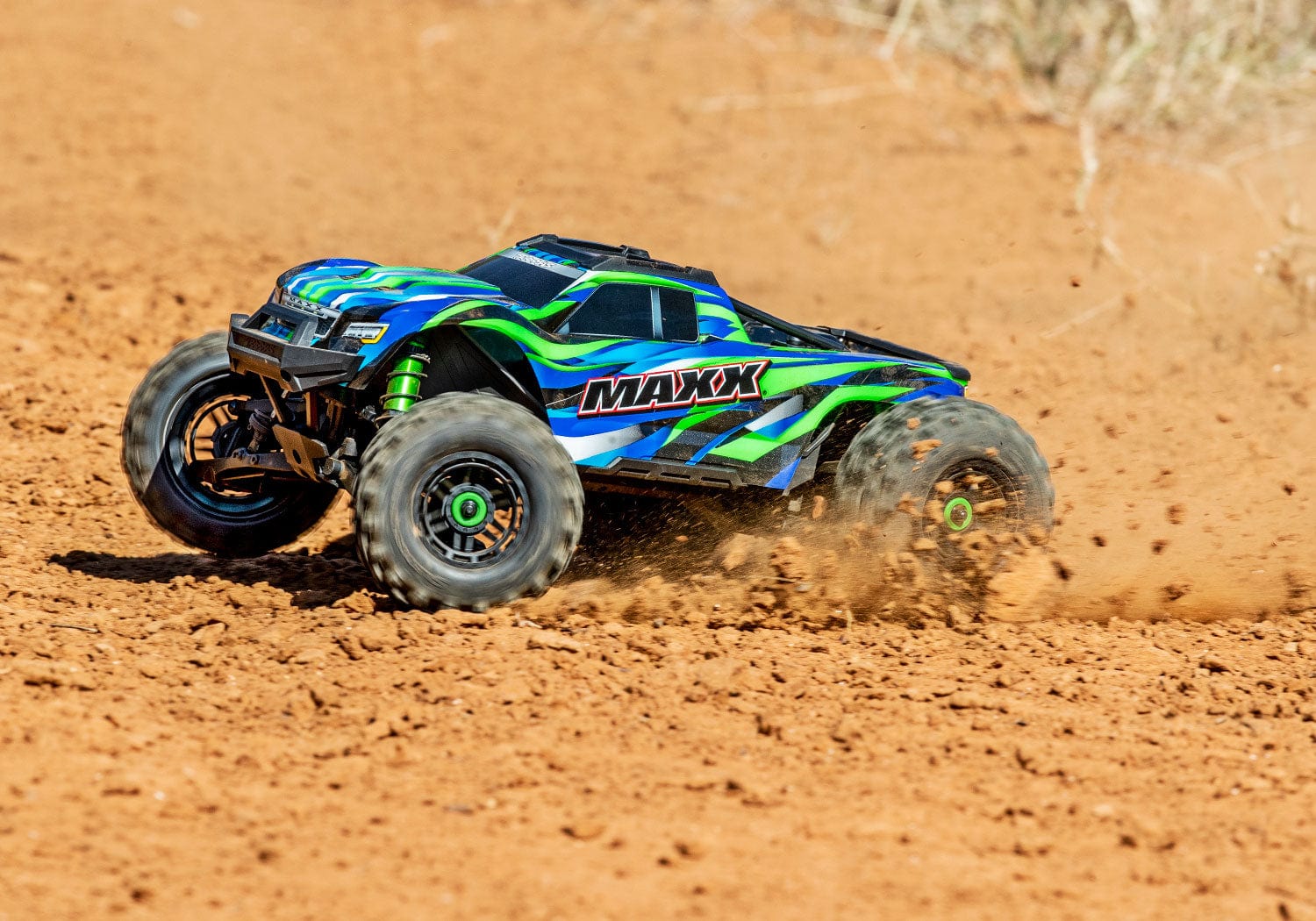 [Action] Traxxas Wide Maxx - Yeşil gövde toprakta drift