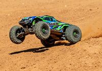 [Action] Traxxas Wide Maxx - Yeşil gövde toprakta wheelie