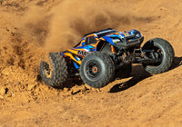 [Action] Traxxas Wide Maxx - Turuncu gövde toprakta hızlı viraj