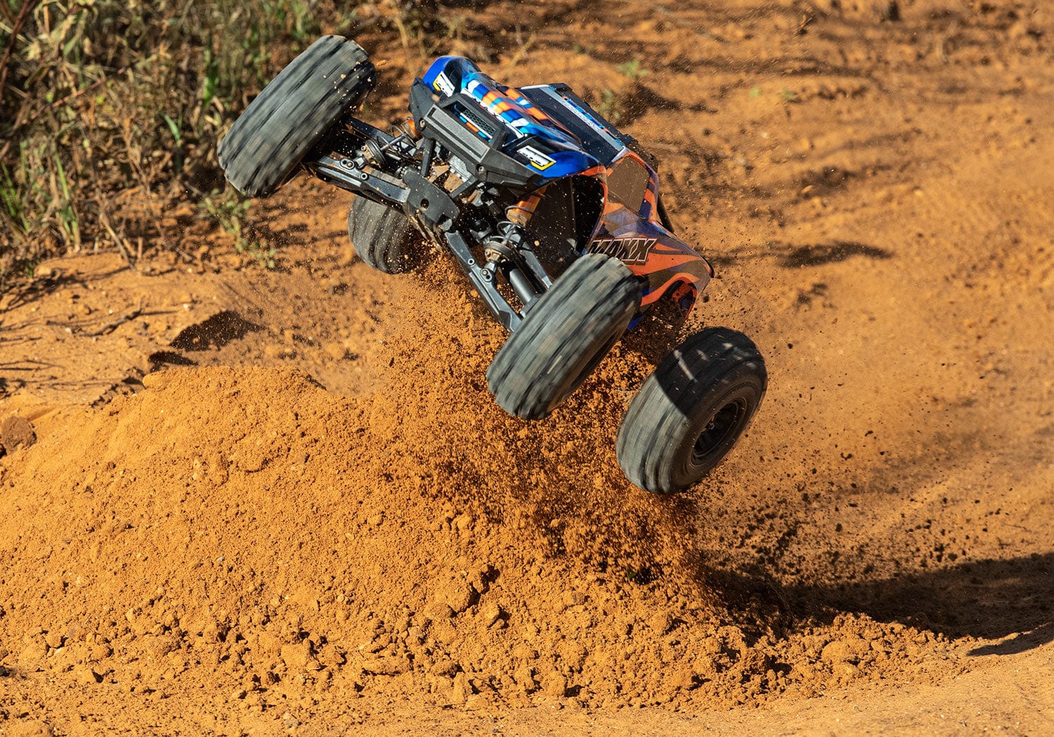 [Action] Traxxas Wide Maxx - Turuncu gövde toprak zeminde atlama