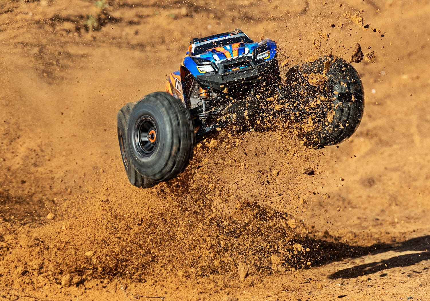 [Action] Traxxas Wide Maxx - Turuncu gövde tek teker üzerinde wheelie