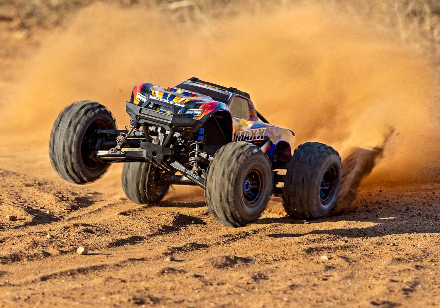 [Action] Traxxas Wide Maxx - Sarı gövde toprakta sürüş sıçraması