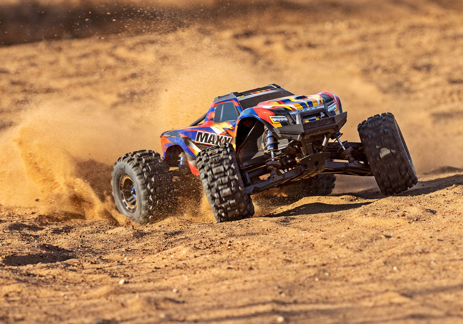 [Action] Traxxas Wide Maxx - Sarı gövde kumda yandan sürüş