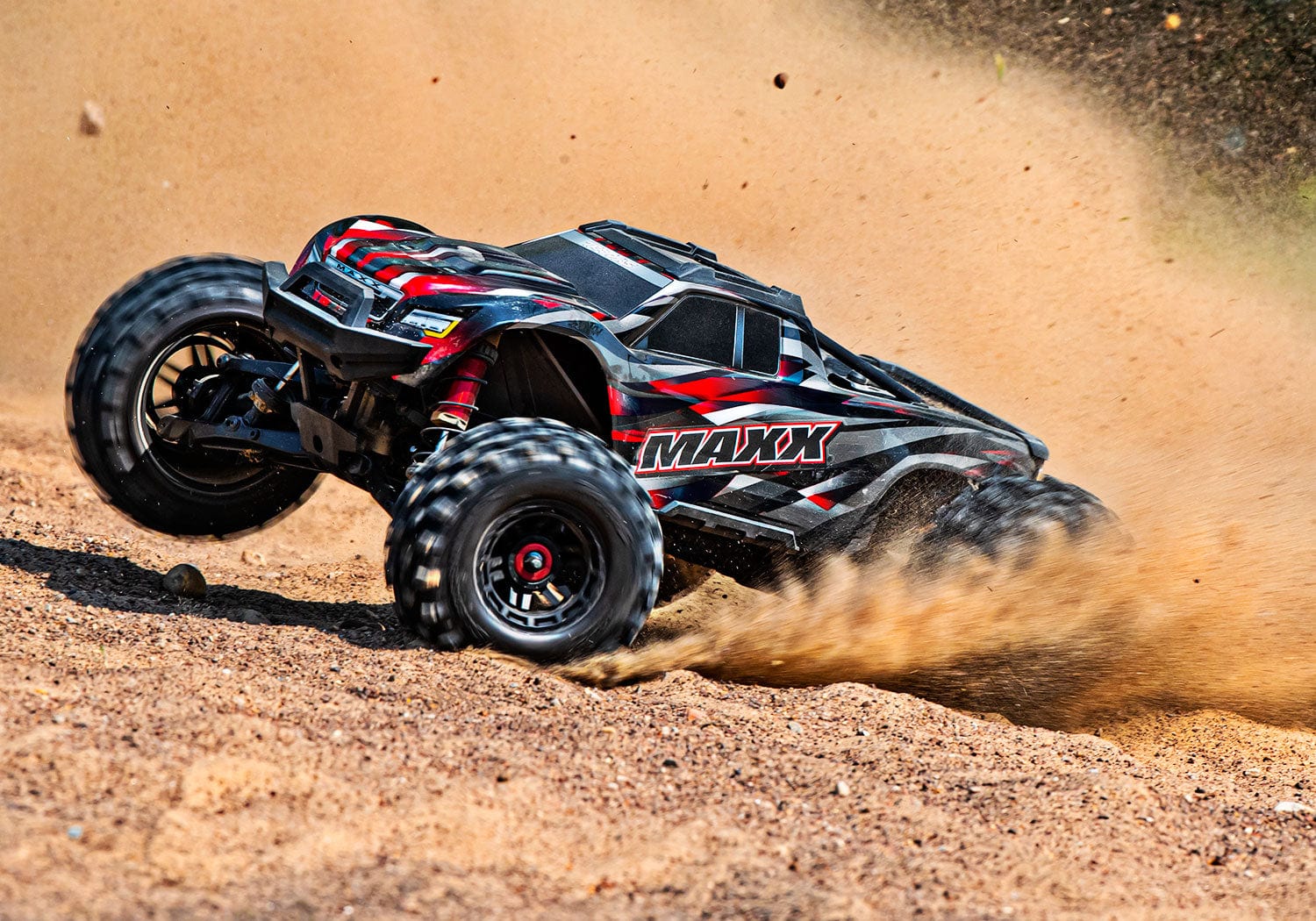 [Action] Traxxas Wide Maxx - Kırmızı gövde toprakta yandan drift