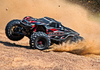 [Action] Traxxas Wide Maxx - Kırmızı gövde toprakta yandan drift