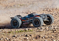 [Action] Traxxas Sledge - çakıl zeminde toz kaldıran sürüş
