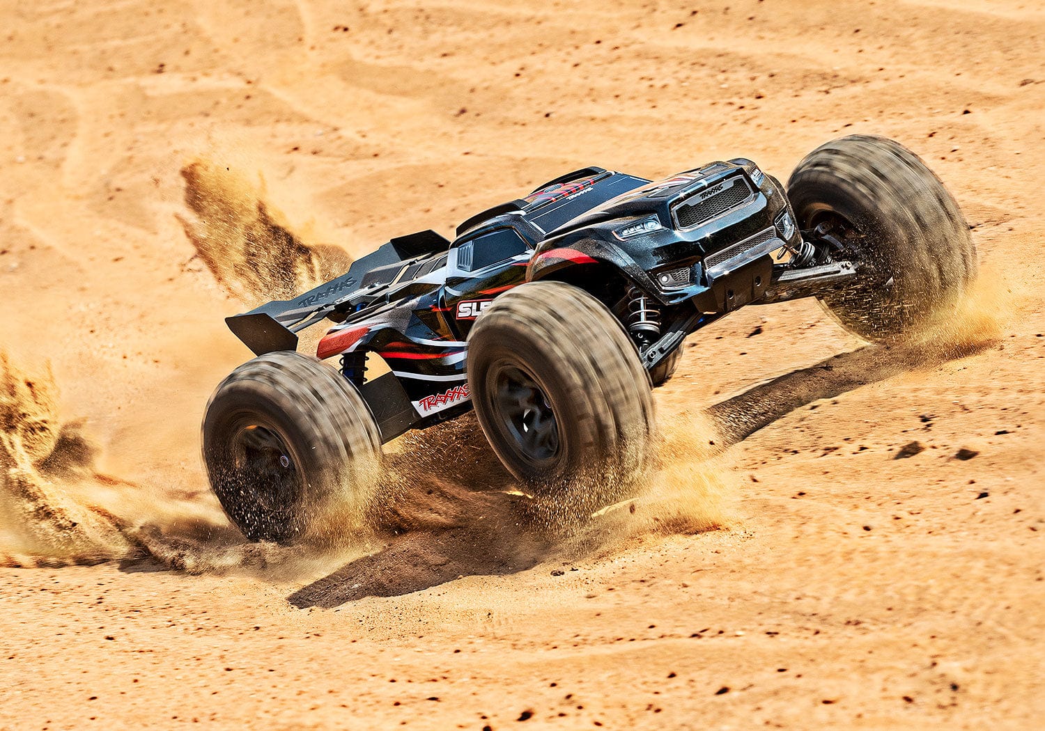 [Action] Traxxas Sledge - kırmızı gövde kumda güç kayması