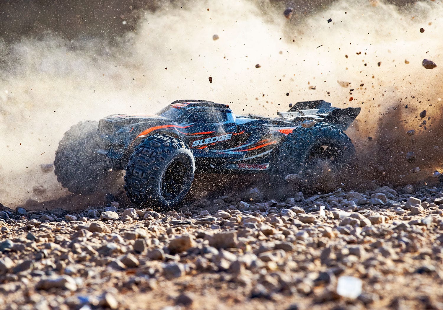 [Action] Traxxas Sledge - çakıl arazide taş savuran sürüş