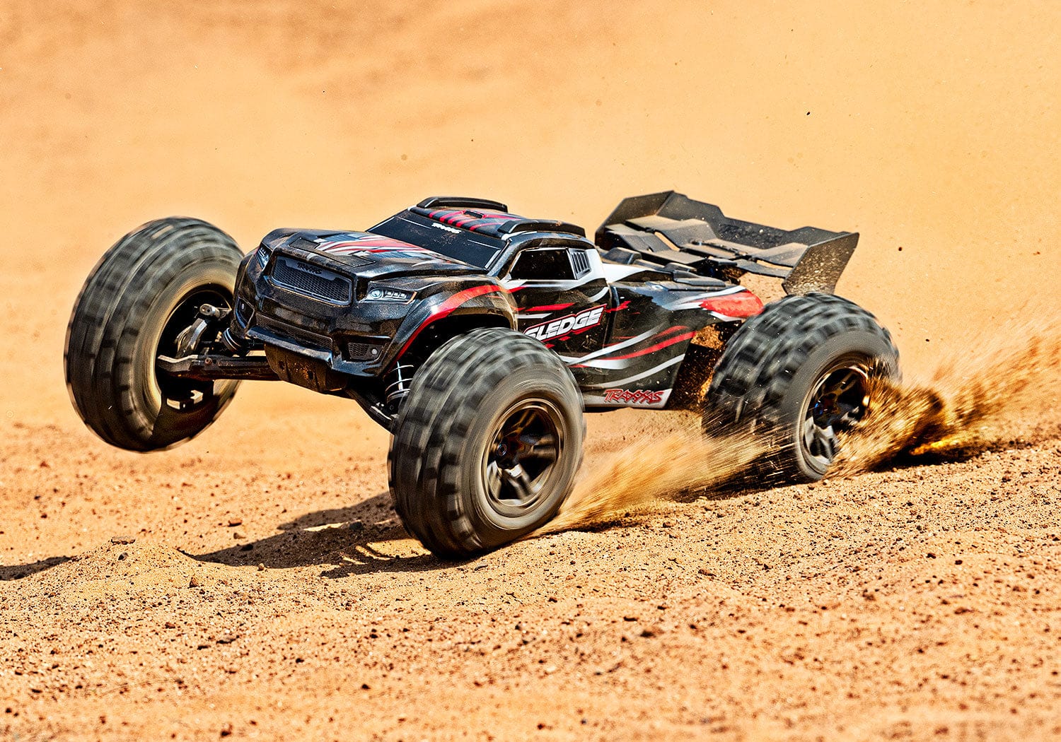 [Action] Traxxas Sledge - toprakta toz bulutu kaldıran sürüş