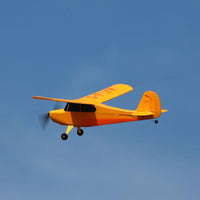 [Havada] HobbyZone Champ RTF - Mavi gökyüzünde düz uçuş görünümü