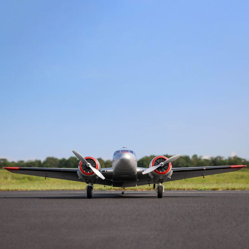 [Dış] E-flite Beechcraft D18 1.5m - Önden görünüm, pistte duruş pozisyonu