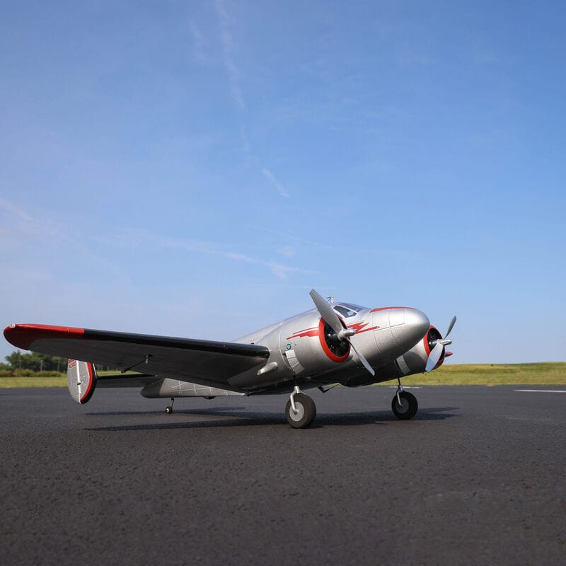 [Dış] E-flite Beechcraft D18 1.5m - Yan-ön açı görünüm, pistte