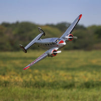 [Havada] E-flite Beechcraft D18 1.5m - Alçak uçuş, yeşil alan üzerinde
