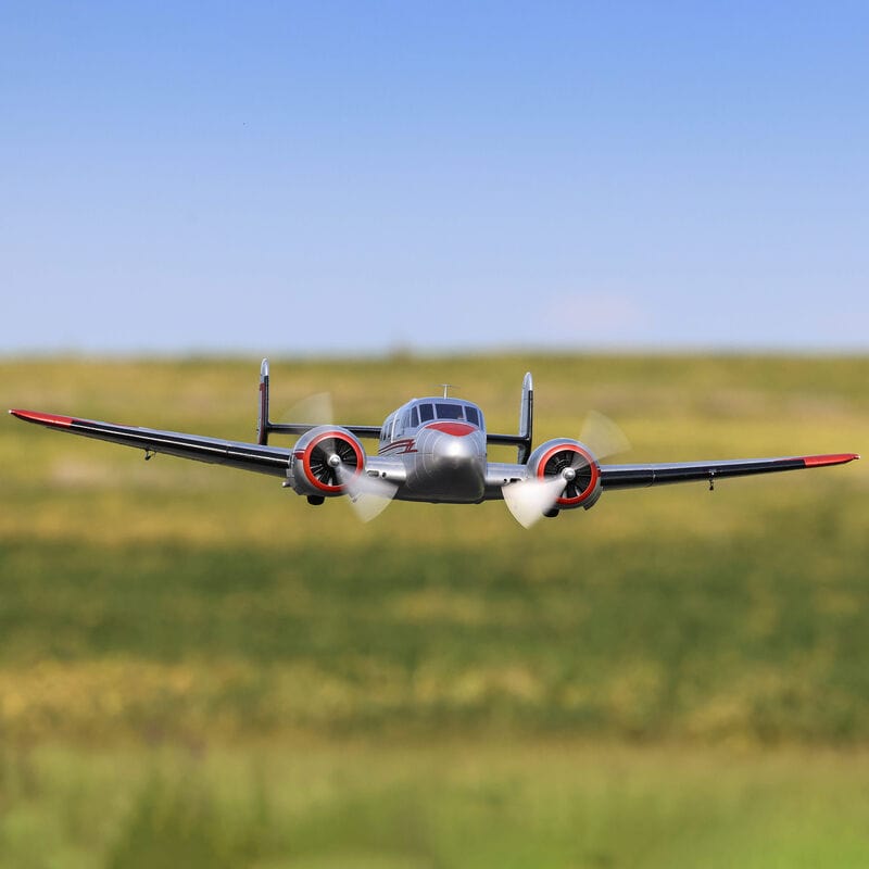 [Dış] E-flite Beechcraft D18 1.5m - Önden görünüm, pistte çift motor ve pervaneler