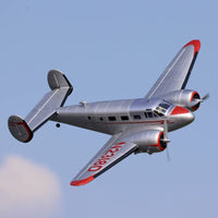 [Havada] E-flite Beechcraft D18 1.5m - Uçuşta alttan görünüm, mavi gökyüzü