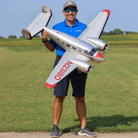 [Boyut] E-flite Beechcraft D18 1.5m - Pilot elinde tutuyor, boyut karşılaştırması