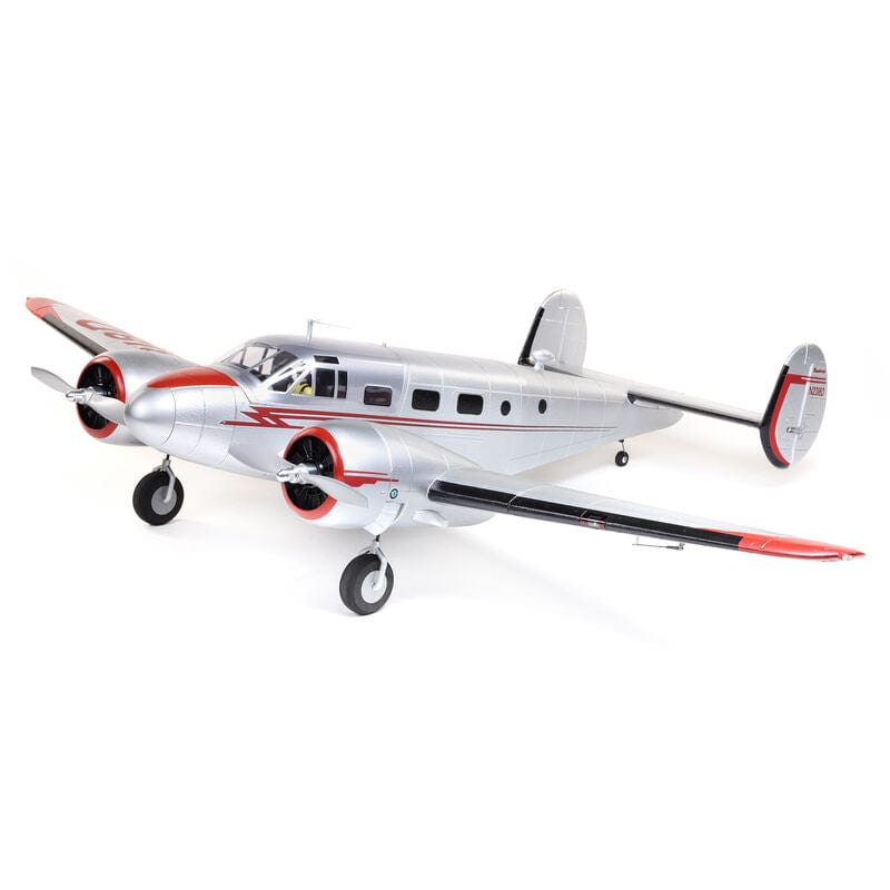 [Dış] E-flite Beechcraft D18 1.5m - Genel perspektif görünüm, gümüş gövde ve kırmızı detaylar