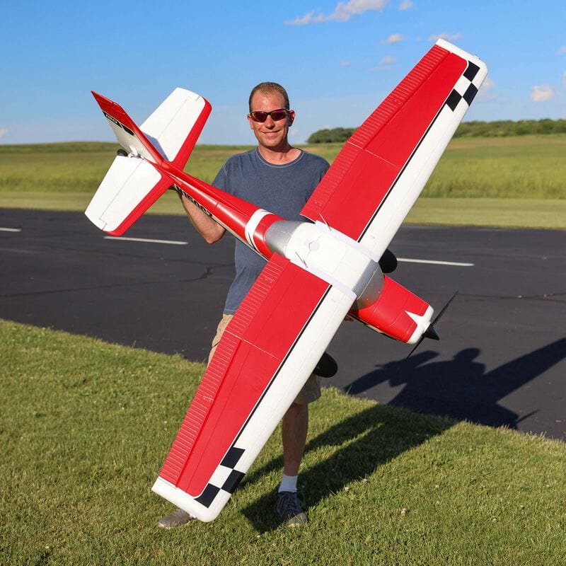 [Boyut] E-flite Carbon-Z Cessna 150T 2.1m - Pilotun elinde boyut referansı