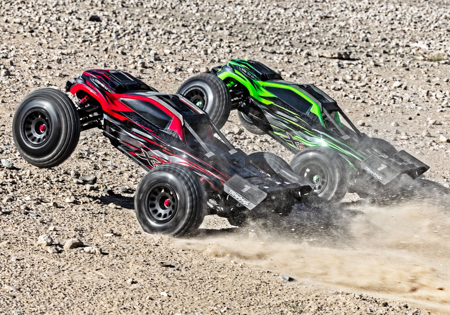 [Action] Traxxas XRT 4WD - kırmızı ve yeşil araç çakıl pistte yan yana yarışıyor