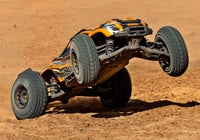 [Action] Traxxas XRT 4WD - turuncu araç toprak pistte tek teker kaldırıyor