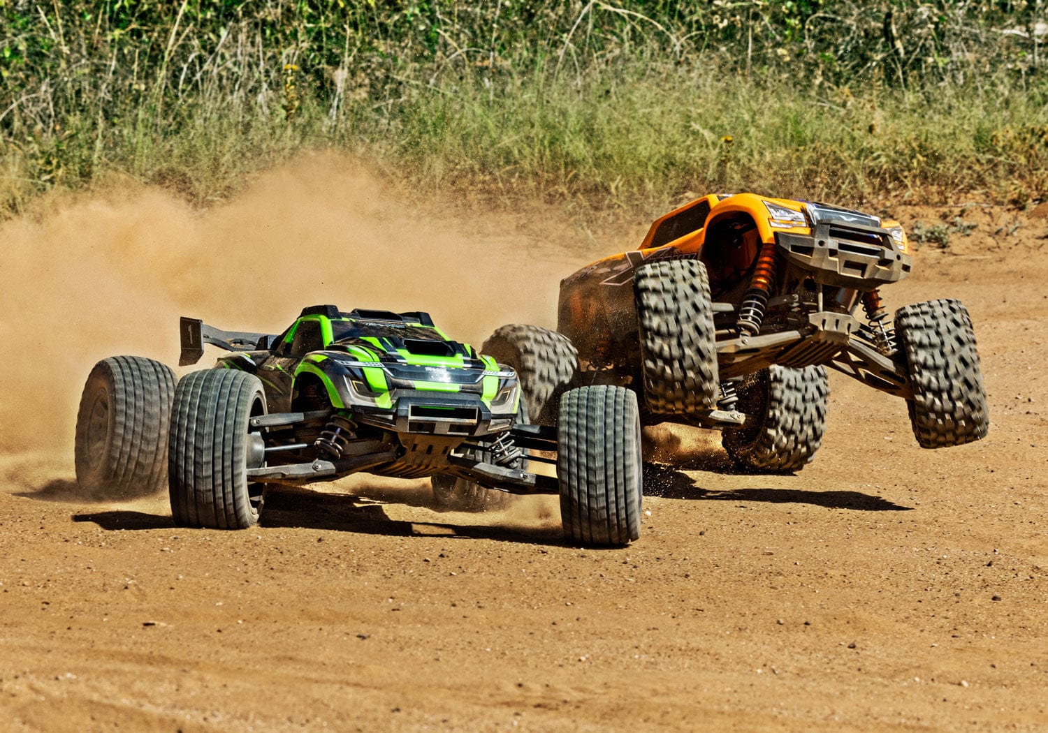 [Action] Traxxas XRT 4WD - yeşil ve turuncu araç toprak pistte yarışıyor