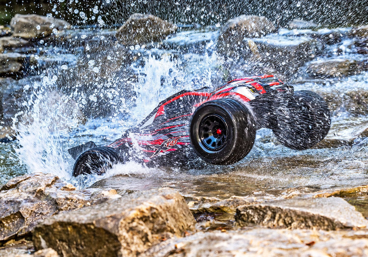 [Action] Traxxas XRT 4WD - kırmızı araç kayalık derede suya dalıyor