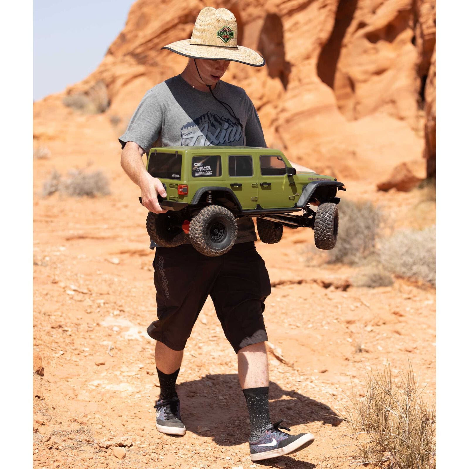[Boyut] Axial SCX6 Jeep JLU Wrangler 1/6 - elde ölçek karşılaştırması