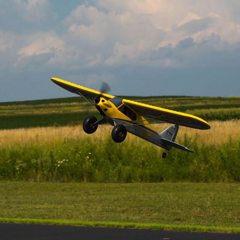 [Havada] HobbyZone Carbon Cub S 2 1.3m - Çimenlik alan üzerinde kalkış anı