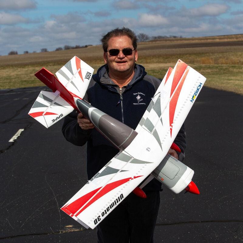 [Boyut] E-Flite Ultimate 3D Smart BNF - Pilotun elinde boyut karşılaştırması