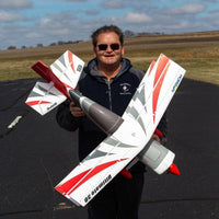 [Boyut] E-Flite Ultimate 3D Smart BNF - Pilotun elinde boyut karşılaştırması