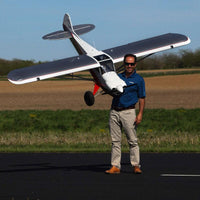 [Boyut] Hangar 9 CubCrafters XCub 60cc ARF 116" - pilot ile boyut karşılaştırması