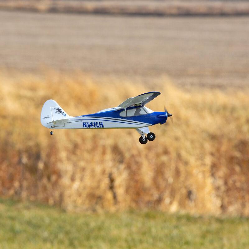 [Havada] HobbyZone Sport Cub S RTF - Sonbahar tarlası üzerinde yan profil uçuş
