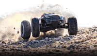 [Action] Traxxas Sledge - çakıl zeminde gece toz kaldıran sürüş