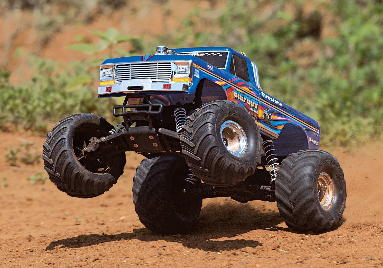 [Action] Traxxas Bigfoot No.1 - arazide kırmızı toprak üzerinde dinamik sürüş