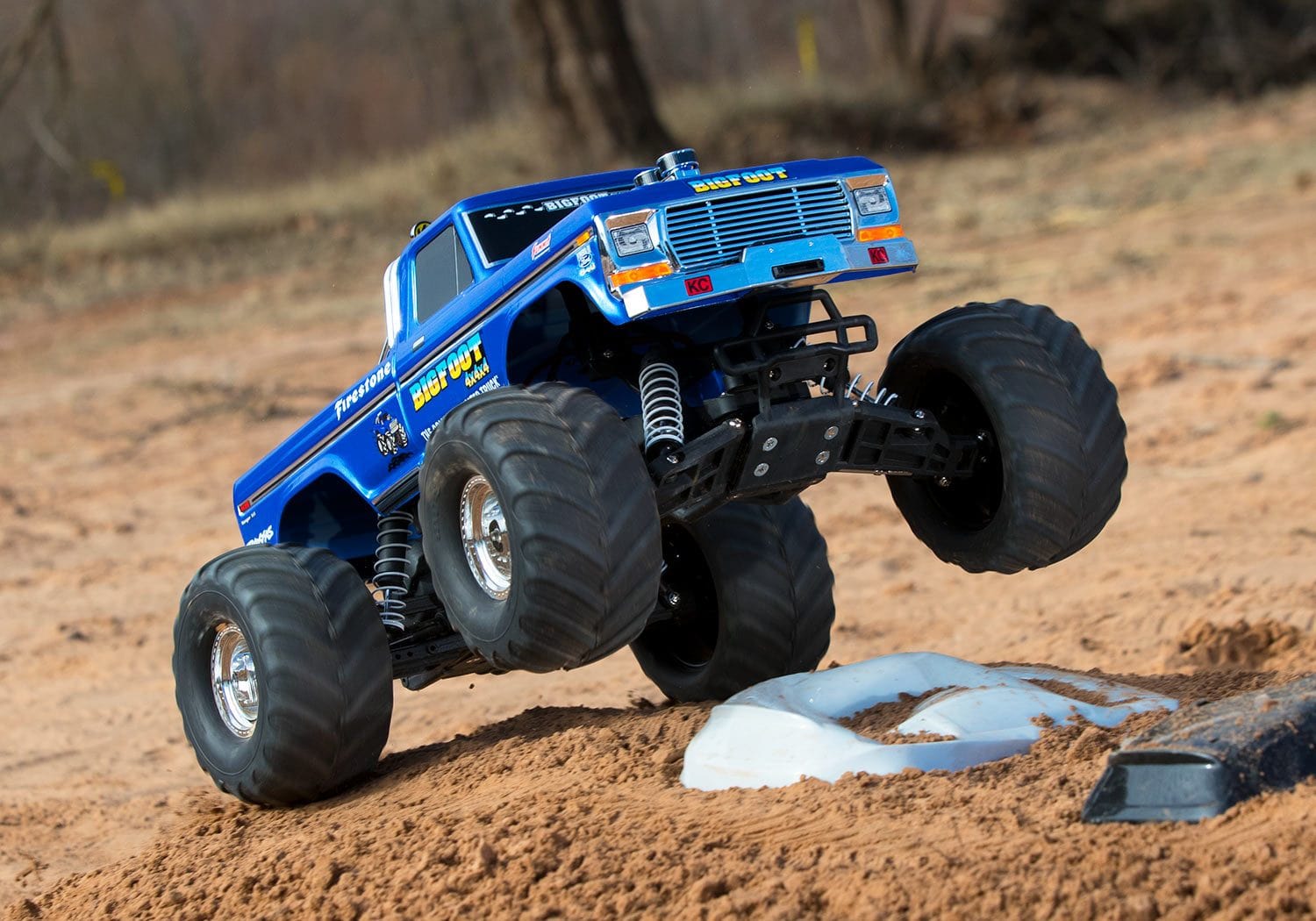 [Action] Traxxas Bigfoot No.1 - toprak zeminde tek teker kalkık aksiyon