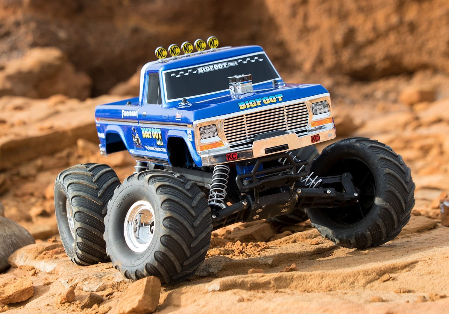 [Action] Traxxas Bigfoot No.1 - arazide kayalık zemin üzerinde önden lifestyle