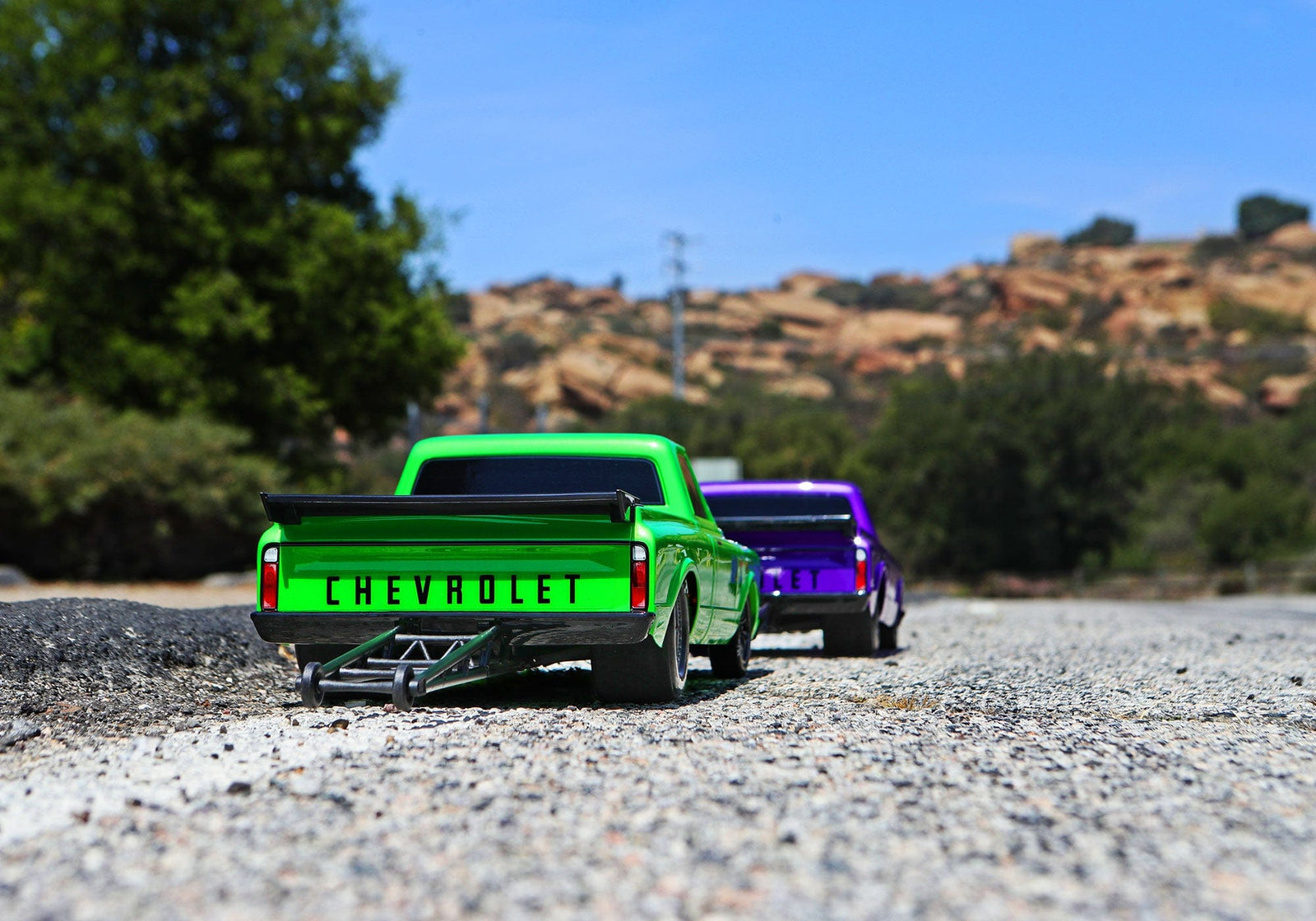 [Action] Traxxas Drag Slash - yeşil ve mor araçlar arkadan, açık hava