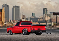 [Action] Traxxas Drag Slash - kırmızı araç arkadan, şehir silüeti arkaplanı