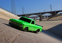 [Action] Traxxas Drag Slash - yeşil araç, açık hava köprü arkaplanında