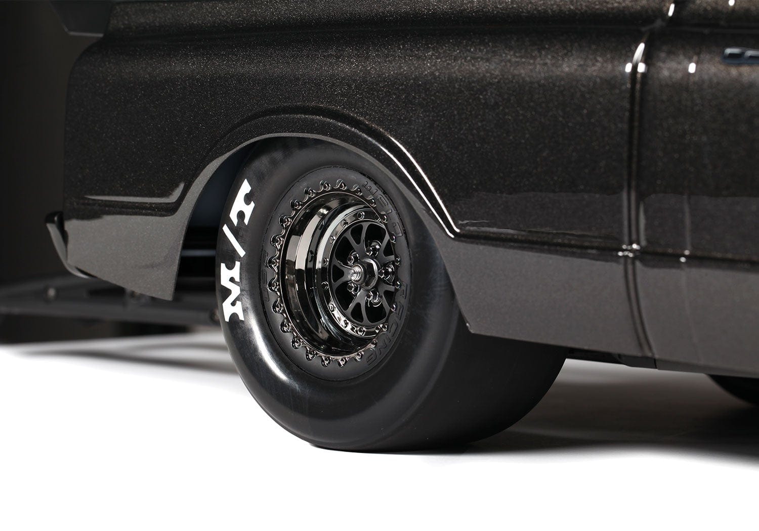 [Detay] Traxxas Drag Slash - siyah araç arka jant ve drag slick lastik yakın çekim
