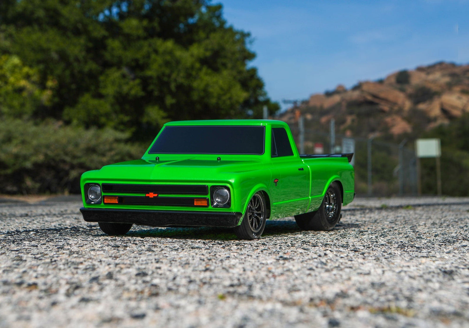 [Action] Traxxas Drag Slash - yeşil araç önden, açık havada asfalt üzerinde