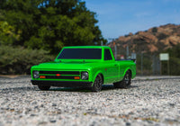 [Action] Traxxas Drag Slash - yeşil araç önden, açık havada asfalt üzerinde