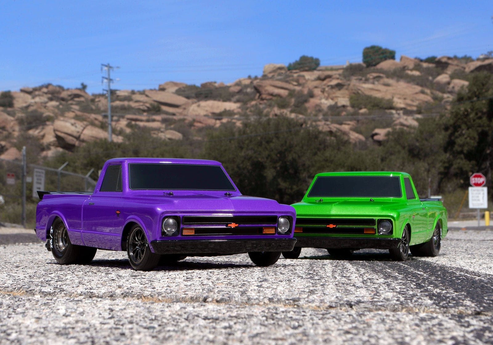 [Action] Traxxas Drag Slash - mor ve yeşil araçlar önden, açık hava kayalık
