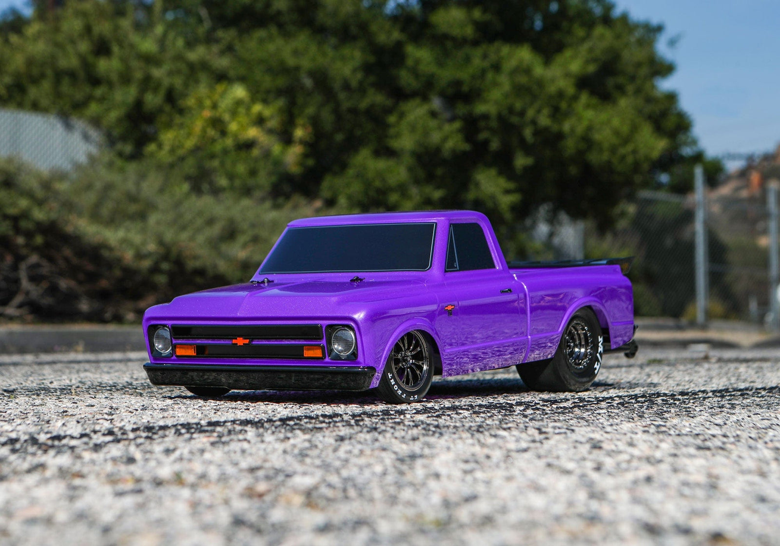 [Action] Traxxas Drag Slash - mor araç, açık havada asfalt üzerinde