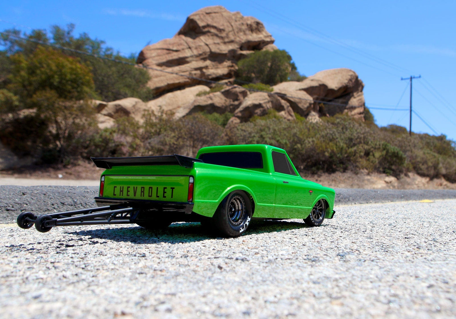 [Action] Traxxas Drag Slash - yeşil araç arkadan, açık hava kayalık manzara