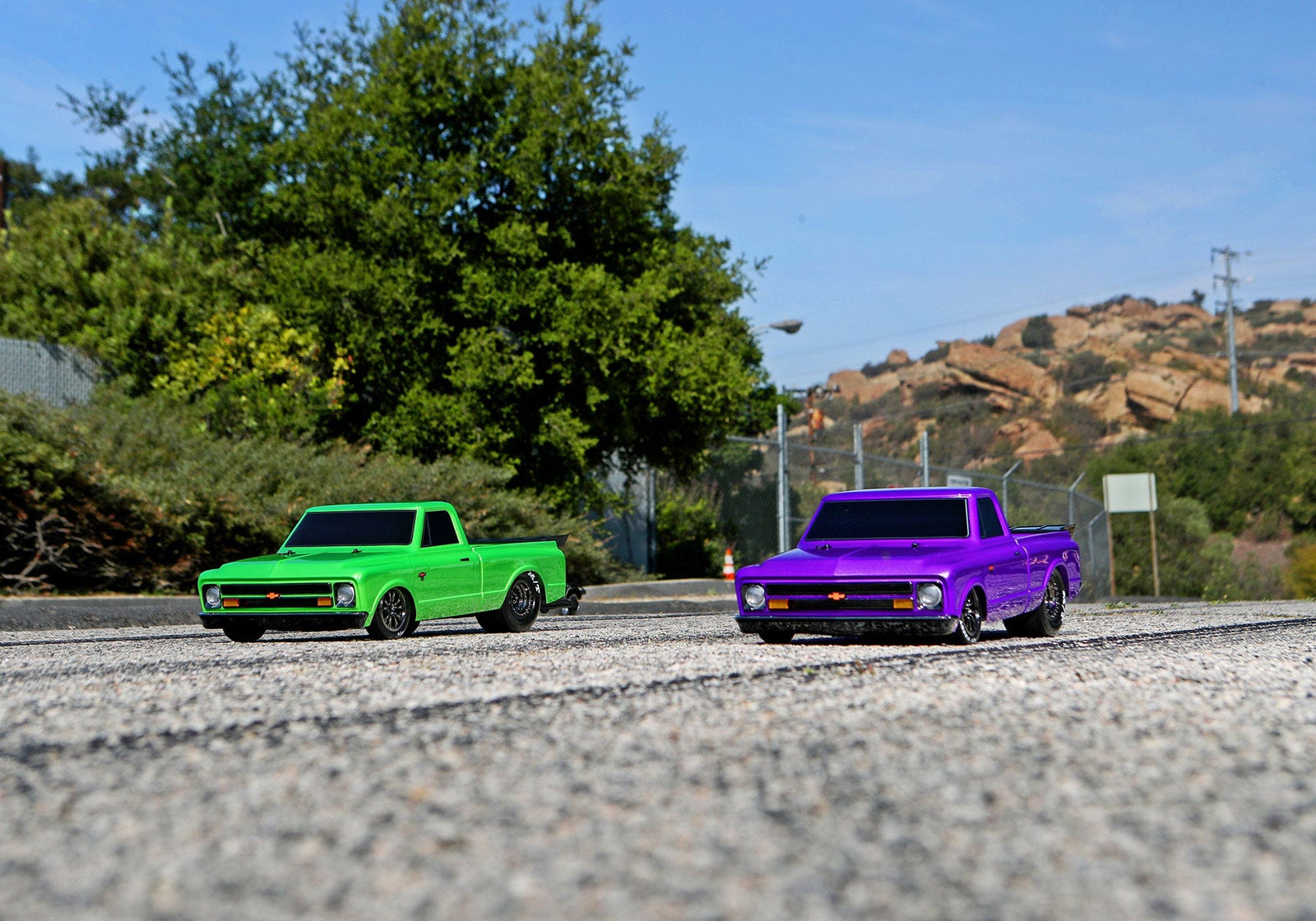 [Action] Traxxas Drag Slash - yeşil ve mor araçlar, açık hava yol üzerinde