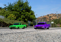 [Action] Traxxas Drag Slash - yeşil ve mor araçlar, açık hava yol üzerinde