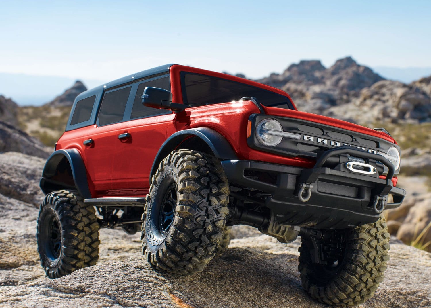 [Action] Traxxas Bronco Combo - kırmızı araç kayalık arazide