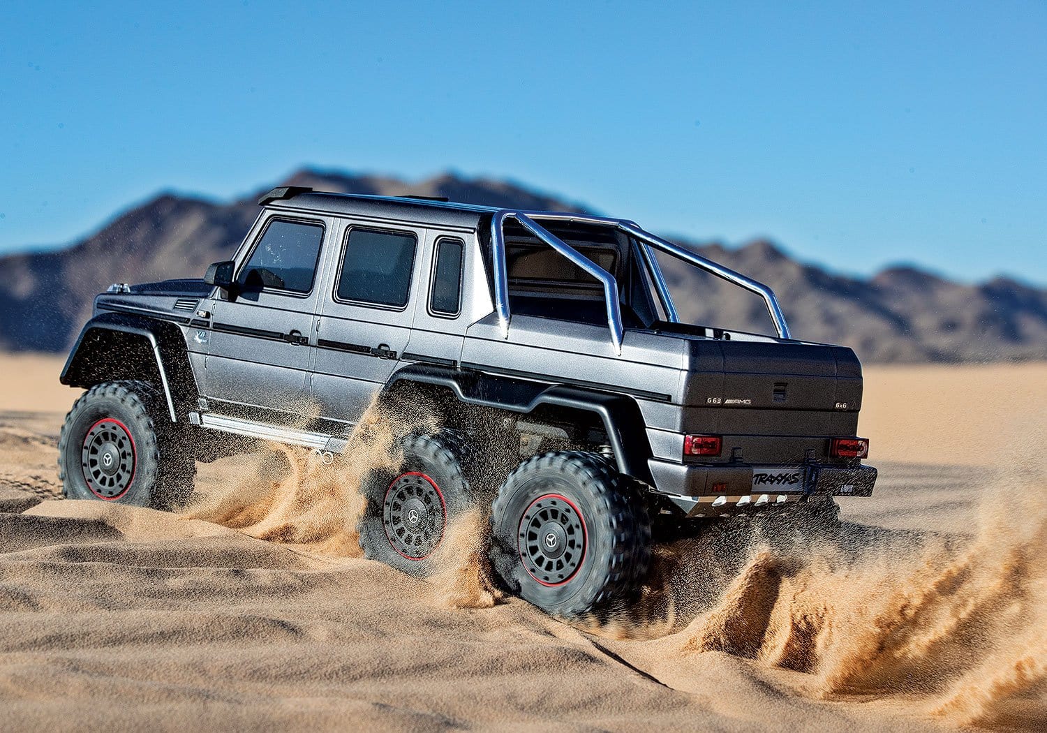 [Action] Traxxas G63 6x6 - çölde kum kaldırarak arazi sürüşü